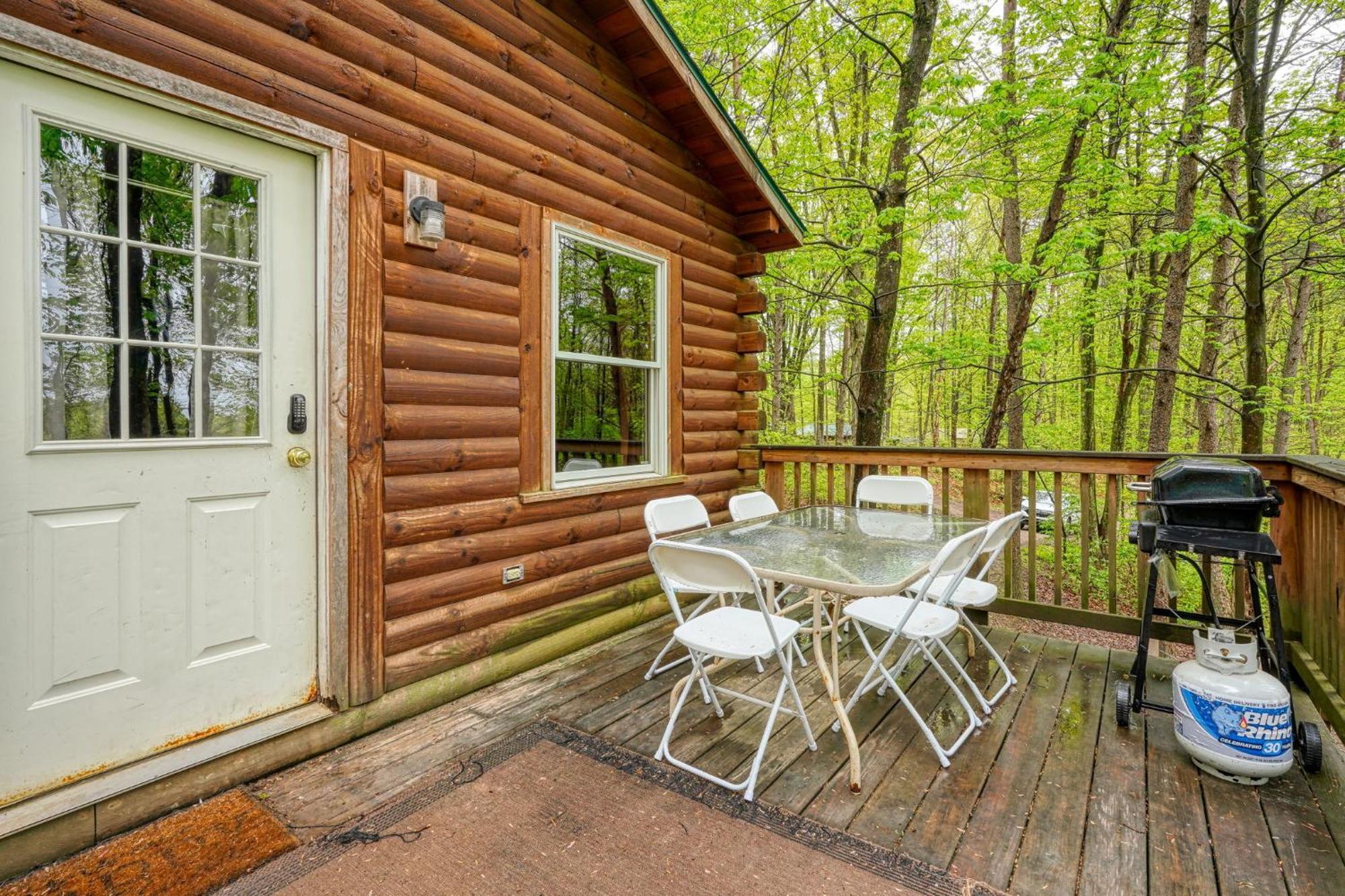 Blue Rose Cabins - Pine Ridge Cabin Logan Exterior photo